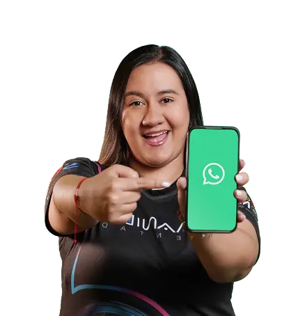 Chica emocionada señalando un celular con whatsapp, que enseña a la pantalla